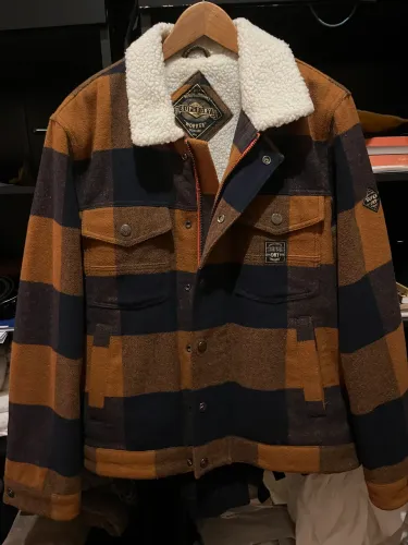 Jaqueta Super Dry em 100% lã com forro Carneiro estilo lenhador.