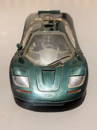 McLaren F1 Verde 1:18 - Portas Gull Wing que Abrem - Posição Central - Colecionável