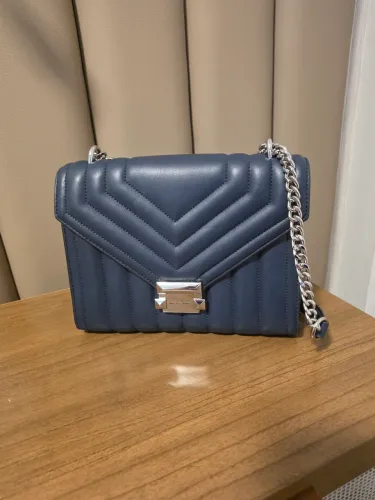 Bolsa de ombro feminina da marca Michael Kors, modelo Whitney na cor marinho