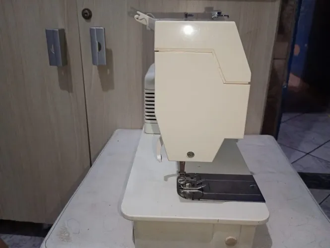 Vendo máquina de costura semi nova com poucos usos