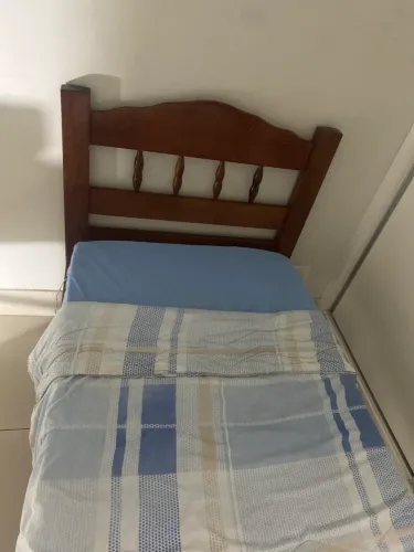 Cama de solteiro de madeira com colchão 