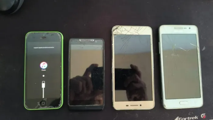 4 CELULARES C/ DEFEITO PRA CONSERTO OU RETIRADA DE PEÇAS