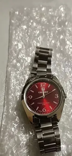 Relógio masculino prata fundo vermelho 