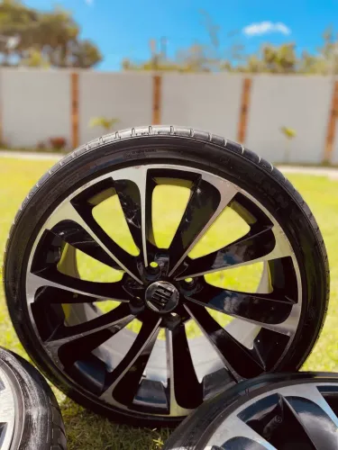 Jogo de Rodas Aro 17 + Pneus 205/40 ZR17 - Excelente Estado!