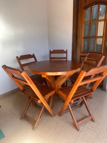 Mesa Redonda de Madeira Maciça com 5 Cadeiras Dobráveis - Área Gourmet/Varanda 