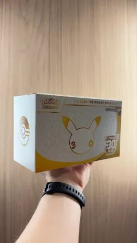 Pokémon ETB Celebrações 30 Anos PT-BR - Coleção Treinador Avançado Lacrada