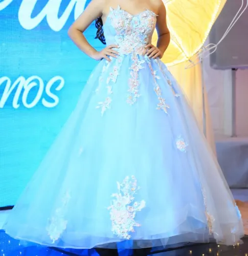 Vestido de debutante tomara que caia azul claro com detalhes em flores 3D