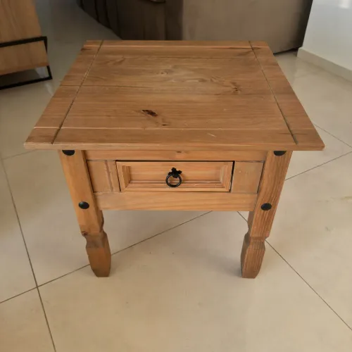 Mesa lateral de madeira maciça