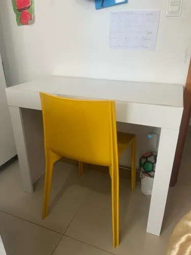 Mesa branca com cadeira
