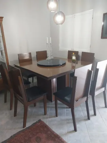 Mesa para sala jantar com 8 cadeiras elegantes