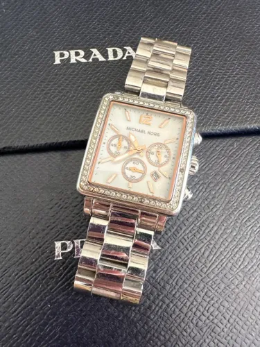 Michael Kors MK5350 original. Precisa trocar bateria. 3 strass faltando.