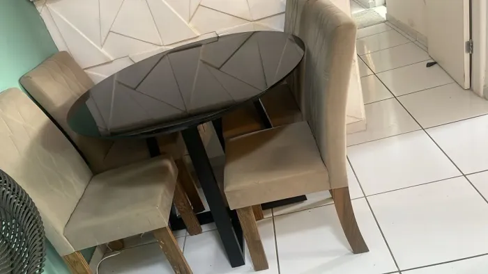 Mesa de jantar 4 cadeiras 