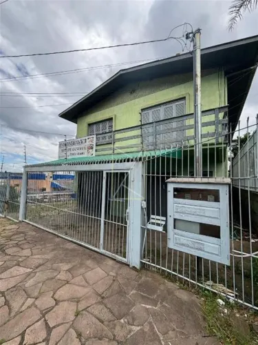 Destak Imóveis vende casa localizado no bairro De Lazzer. Conta com 3