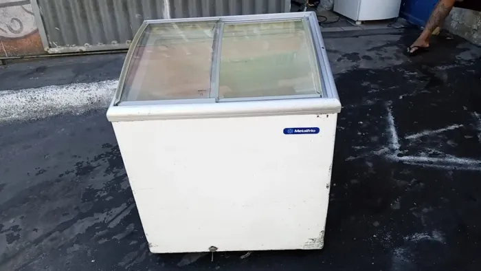 VENDO ESTE FREEZER VERTICAL 220v220V