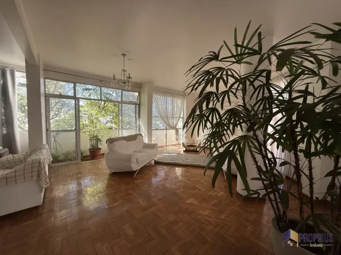Apartamento c/ varanda perto da Praça da Liberdade Á poucos metros da Praça da Liberdade,