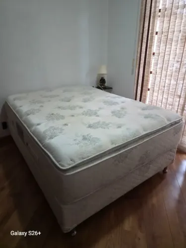 Colchão casal semi-novo, firme e confortável. Adeus noites mal dormidas!