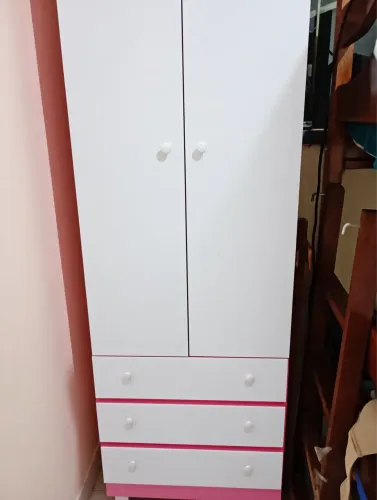 Guarda roupa 3 gavetas e 2 portas 