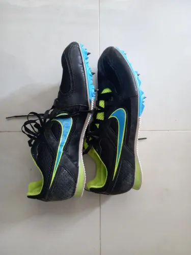 Sapatilha para atletismo calça 40 com defeito 