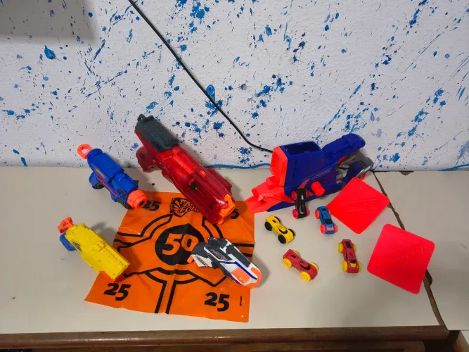 Kit de Nerf diversas + rampas + carrinhos + alvo