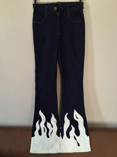 Calça jeans flare/boca de sino customizada artesanalmente