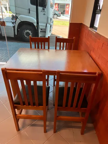 Mesa de madeira retangular 120x80 cor mel com 4 cadeiras