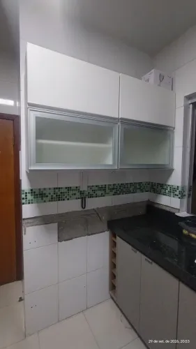 Armário de parede em MDF em bom estado