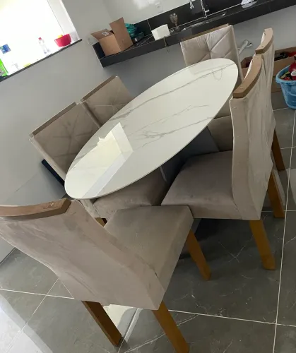 Mesa de jantar em mármore