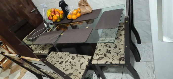 Vendo mesa com 6 cadeiras