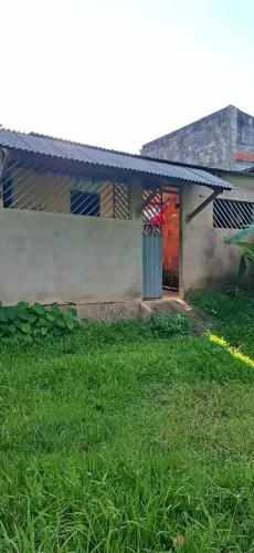 Vende se um terreno com 3 casas