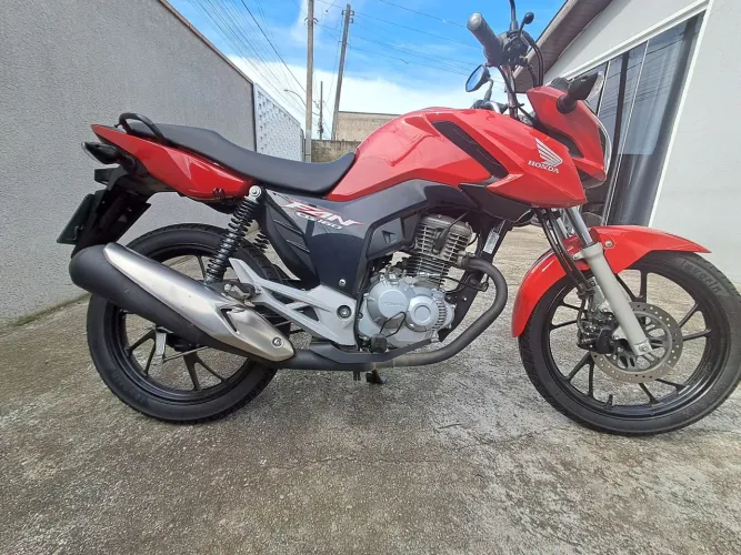 Vendo moto em Excelente Estado.. e única dona .. Só Pegar e Andar!