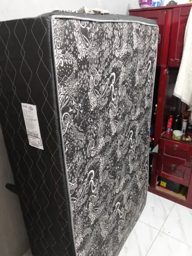 Cama box semi nova , pouco tempo de uso .