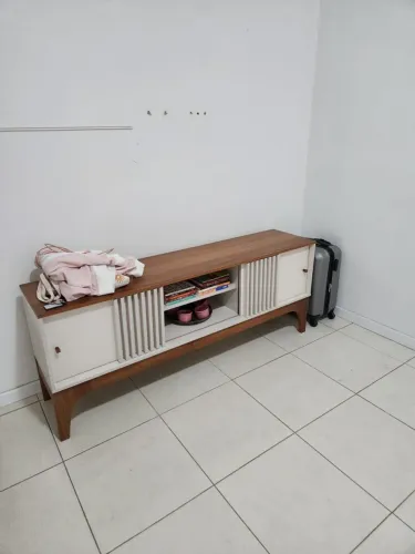 rack para TV com design retrô