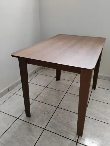 Mesa de jantar e cadeiras