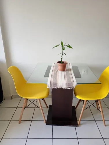 Mesa de vidro com duas cadeiras Eiffel