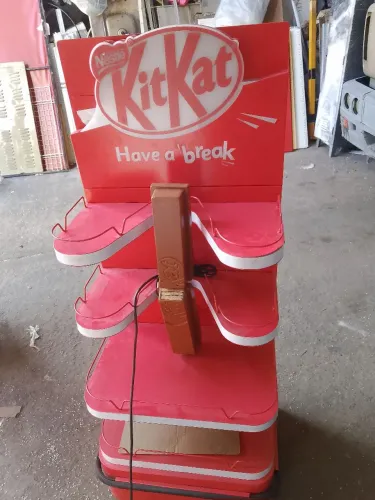 Expositor kit Kat iluminação 