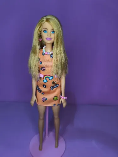 Boneca Barbie básica usada