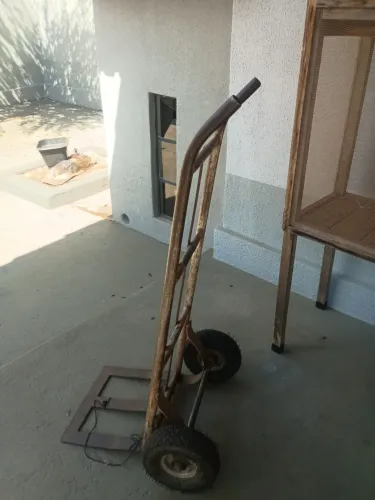 Vendo carrinho de entregas reforçado carrega até 10 fardos de feijão ,leve e forte