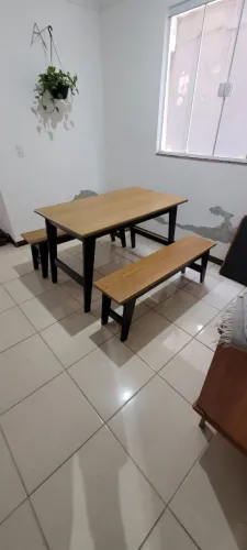 Mesa com 2 bancos