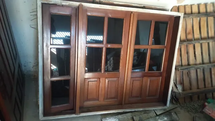 Vendo 3 portas de madeira,2 janelas com os vidros e uma porta de entrada