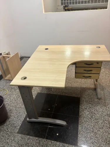 MESA COM GAVETEIRA COM CHAVES . 1.20 POR 1.20 . Ótimo estado 