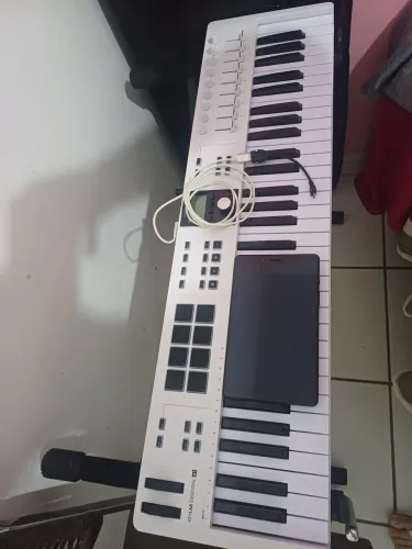 Teclado arturia 61 + tablet e programação 