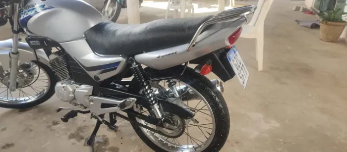 Ybr 125cc prata ano 2001.
