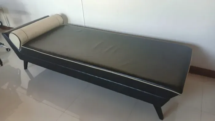 Divã de couro com estrutura de madeira