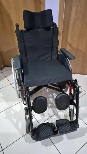 Cadeira de Rodas Semi Nova, Confortável e Resistente