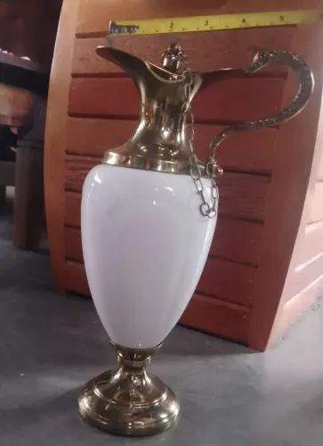 Jarro de vidro branco com corpo em metal dourado