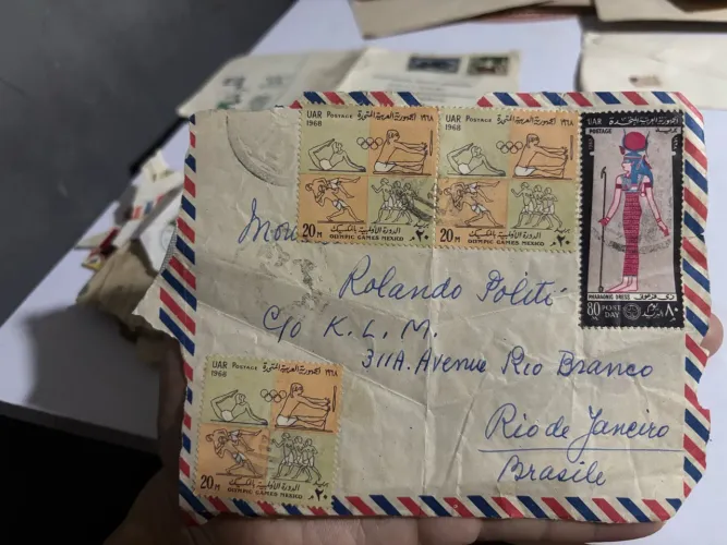 Envelopes antigos com selos postais para colecionadores.