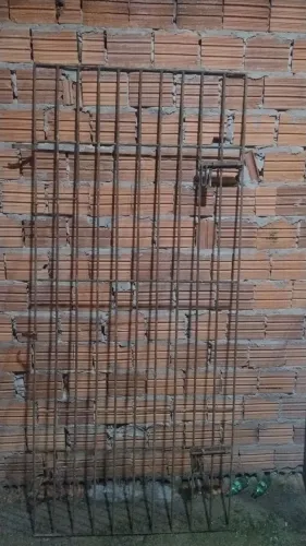 Portão feito de vergalhão mas está sem o batedor 