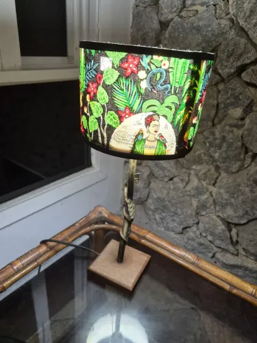 Abajur decorativo Frida Kahlo com base de madeira e haste metálica trançada