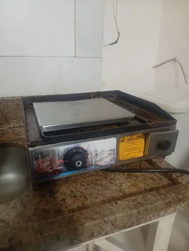 Chapa elétrica de bancada com prensa superior 37 cm