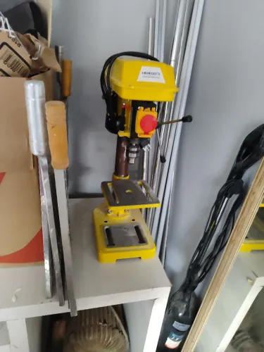Vendo uma máquina furadeira de madeira de bancada.